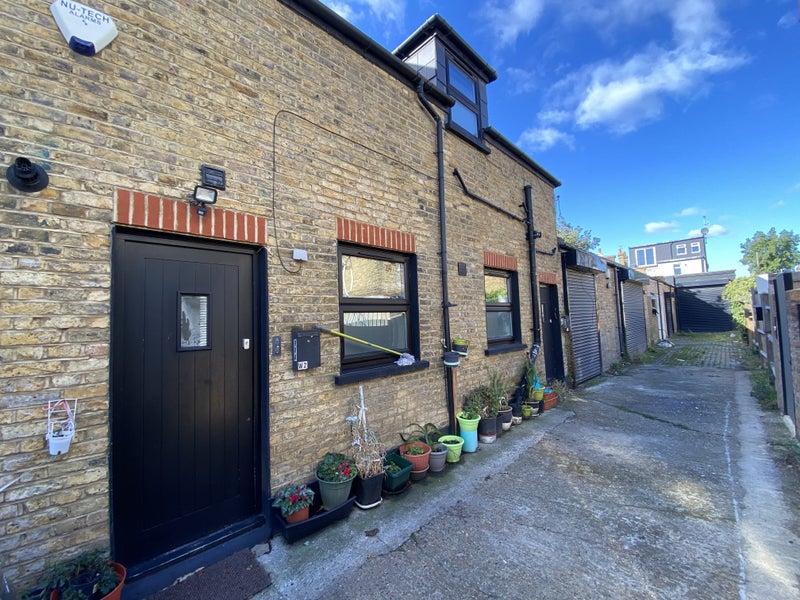 'Immaculate Studio In Streatham SW16' Room to Rent from SpareRoom