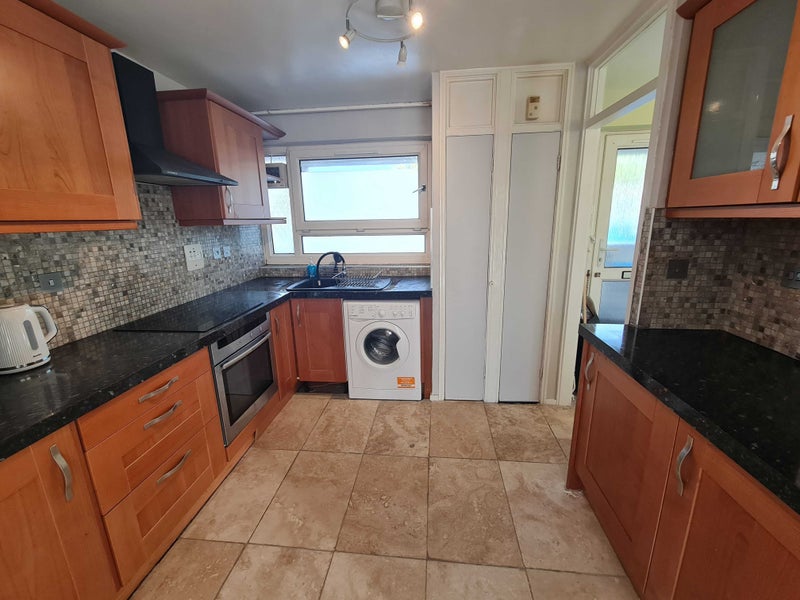 Photo 5: Kitchen