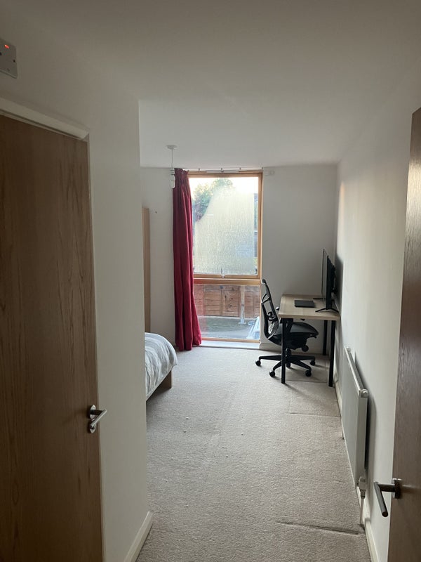 Photo 1: Large double room for rent 
