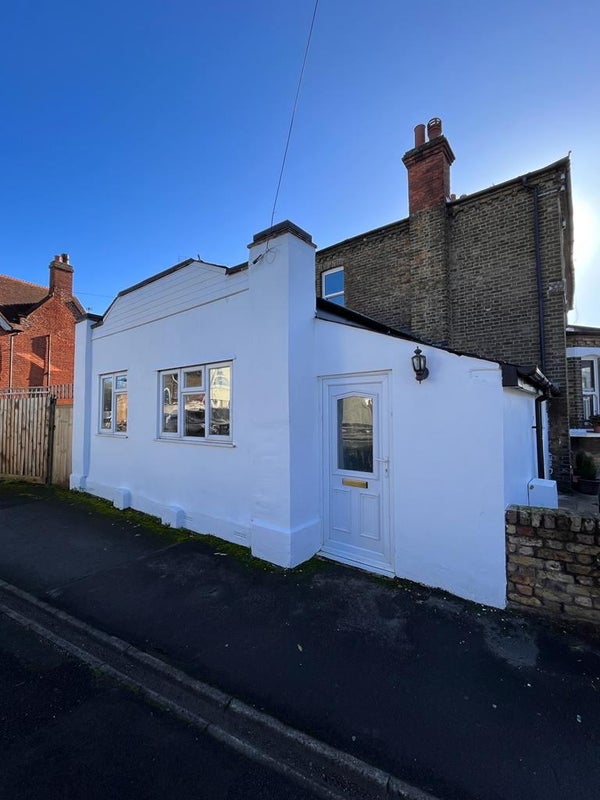 '1 bed apartment in Old Windsor Village ' Room to Rent from SpareRoom