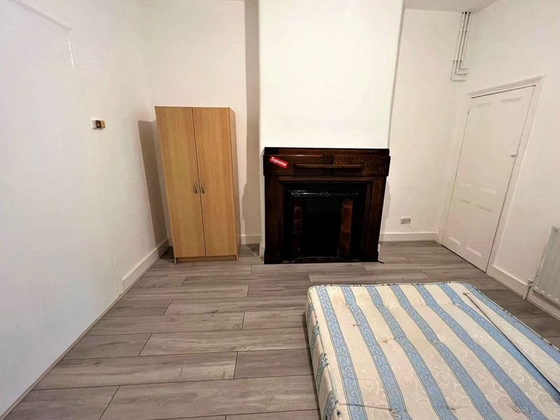 '5 Double Rooms Available in Tottenham N17 *.* ' Room to Rent from