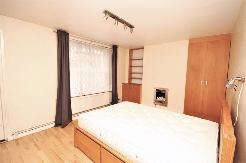 'Angel 2 Bed Garden Flat Avail Now' Room to Rent from SpareRoom