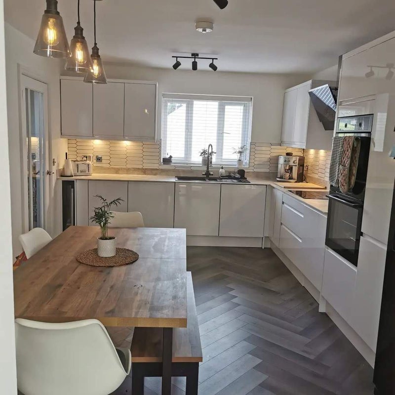 Photo 1: Kitchen