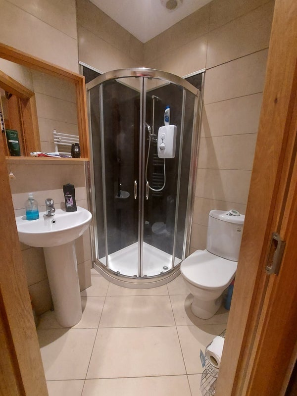 ' Ensuite room in BT9 , 5 mins from QUB.' Room to Rent from SpareRoom