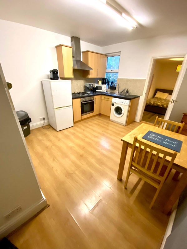 'Nice 1 Bedroom Flat in Clapton' Room to Rent from SpareRoom