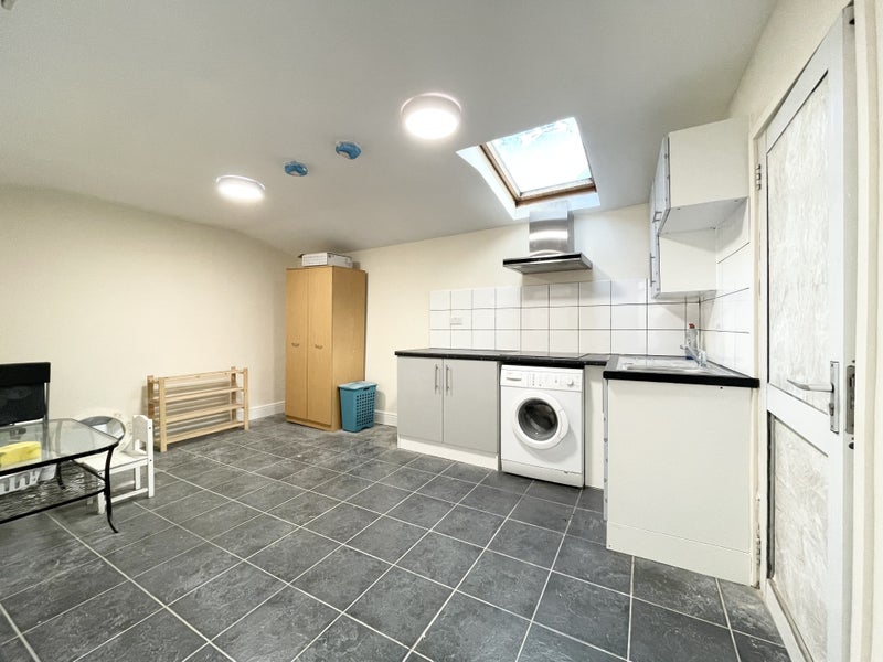 'SelfContained Studio, W13 Ealing ' Room to Rent from SpareRoom