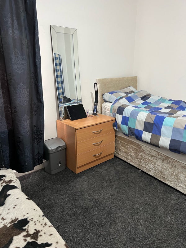'Single and Double Room Neilston' Room to Rent from SpareRoom