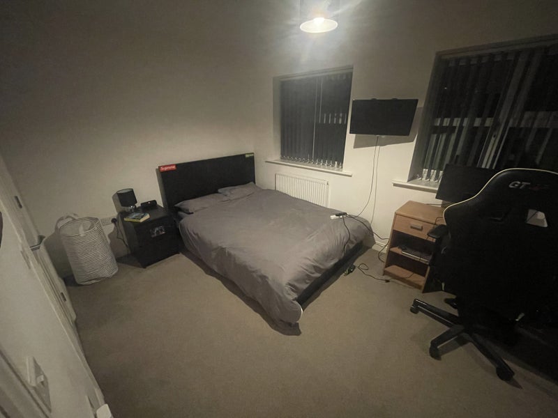 Photo 1: Double bedroom