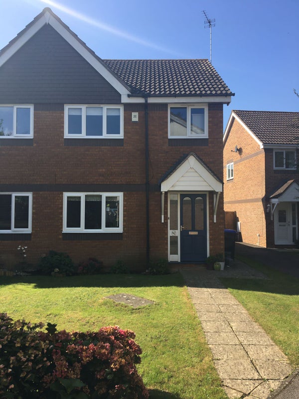 'Double Bedroom In Knaphill' Room to Rent from SpareRoom