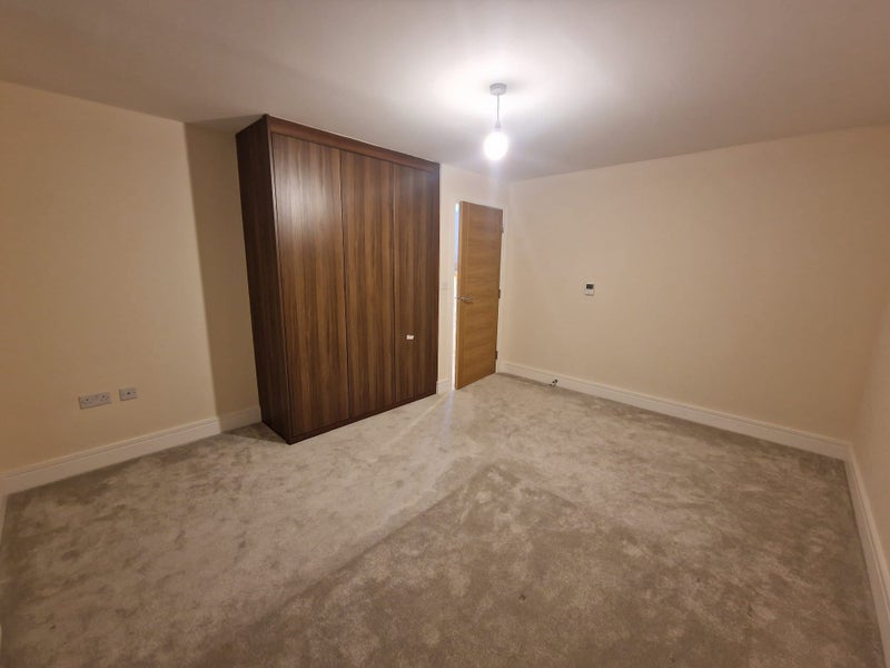 '7 Bed Detached House To Rent! CHIGWELL, IG7 ' Room to Rent from SpareRoom