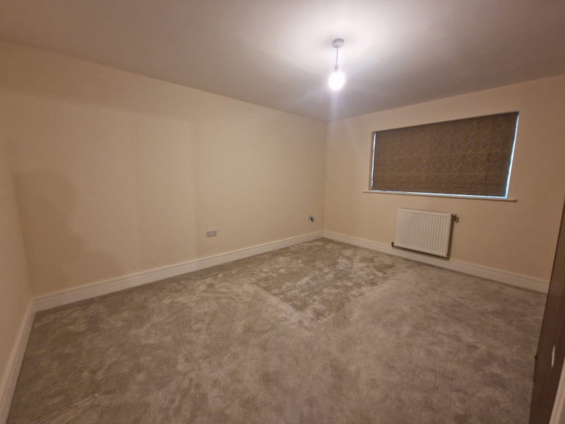 '7 Bed Detached House To Rent! CHIGWELL, IG7 ' Room to Rent from SpareRoom