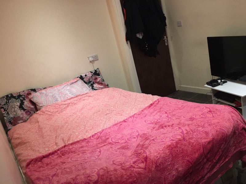 'Ensuite Bedroom Bills Inc M16 ' Room to Rent from SpareRoom