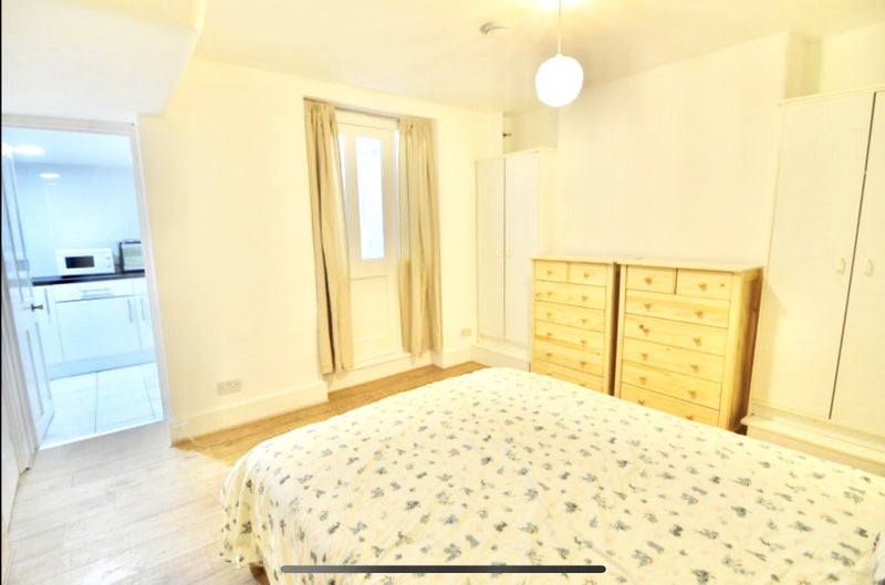 Photo 1: 8Double bedroom