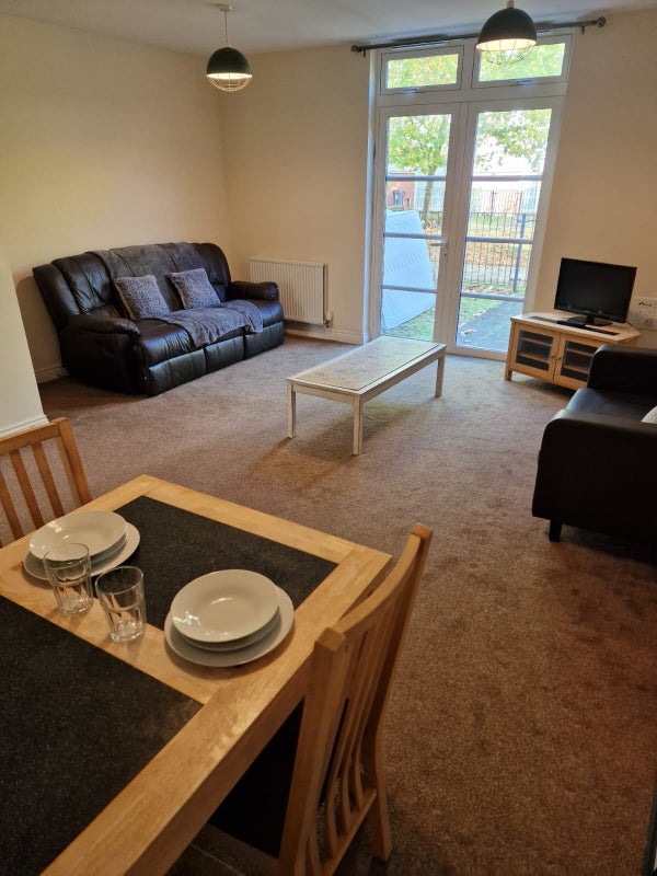 'Ensuite Rooms Leicester Townhouse' Room to Rent from SpareRoom