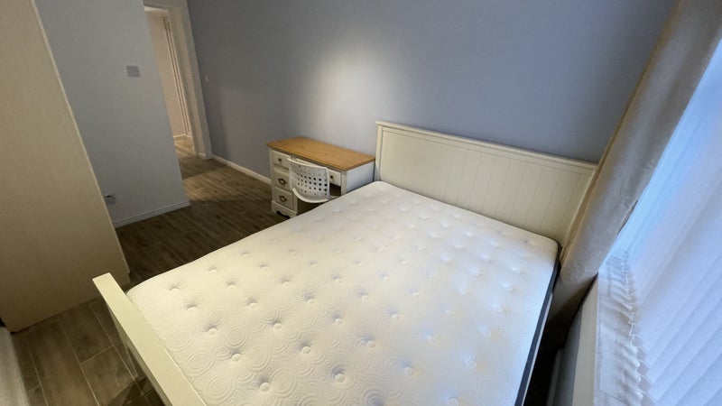 Photo 1: King-size bed 