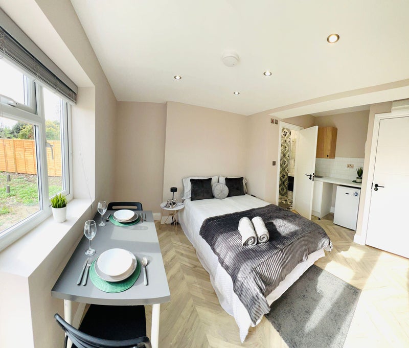 'Lovely studio flat to let West Drayton Heathrow' Room to Rent from