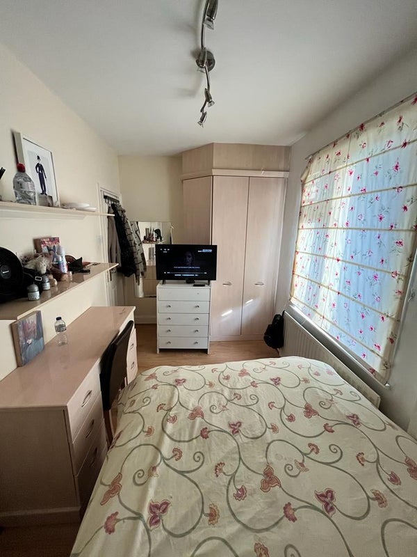 'Cosy small double room Ealing ' Room to Rent from SpareRoom