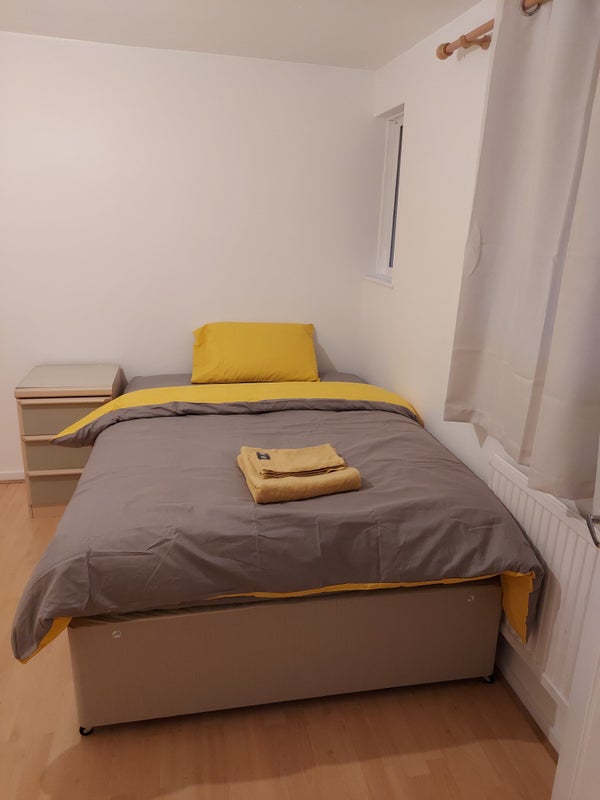 '2 double rooms available House near Town Centre' Room to Rent from
