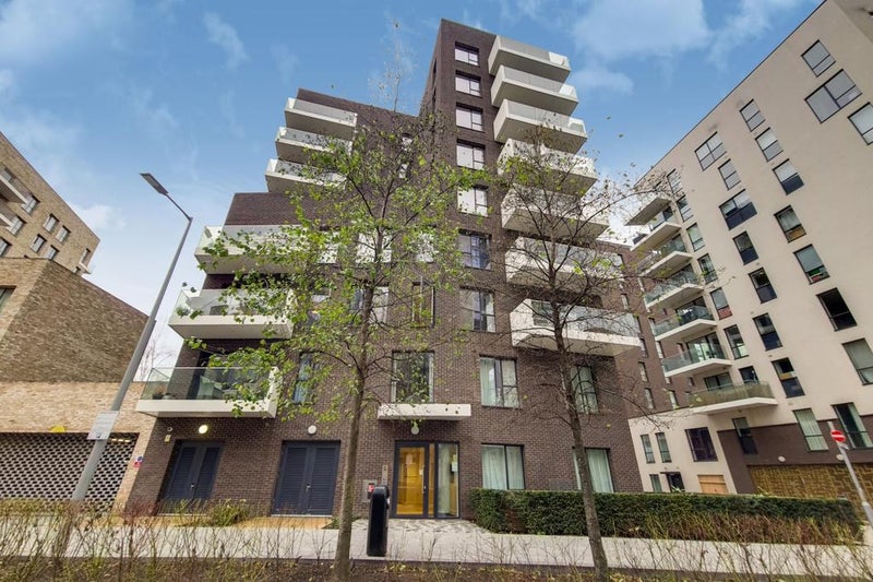 'Modern 1 Bedroom Apartment (North Greenwich)' Room to Rent from