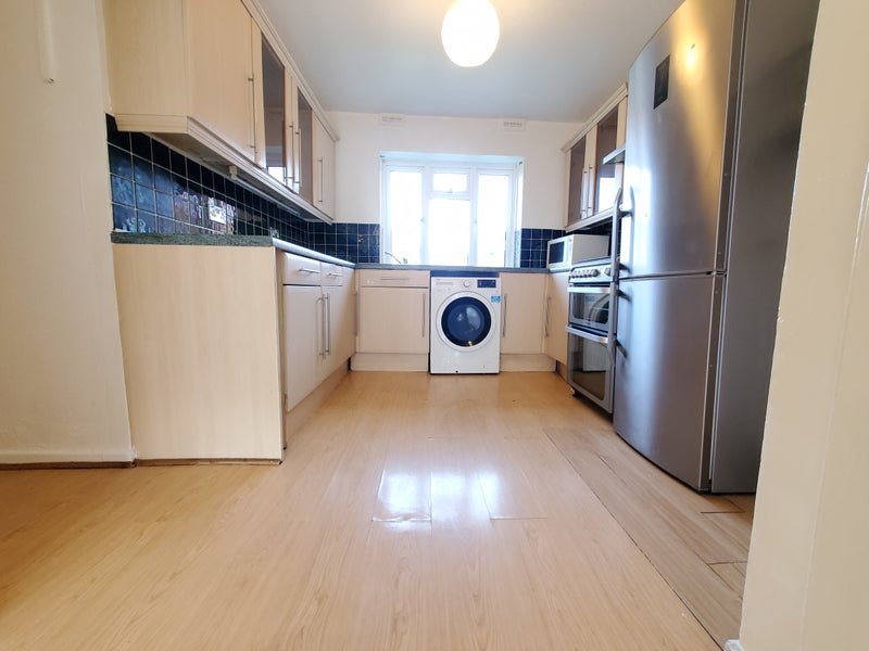 'Spacious 3 bedroom flat close to East Finchley stn' Room to Rent from