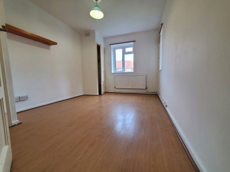 'Spacious 3 bedroom flat close to East Finchley stn' Room to Rent from