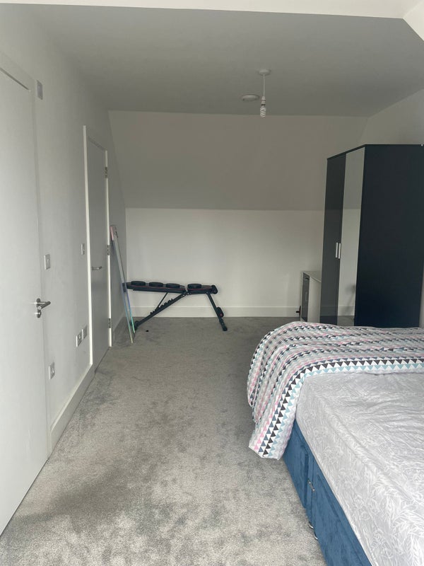 Photo 1: Ensuite
