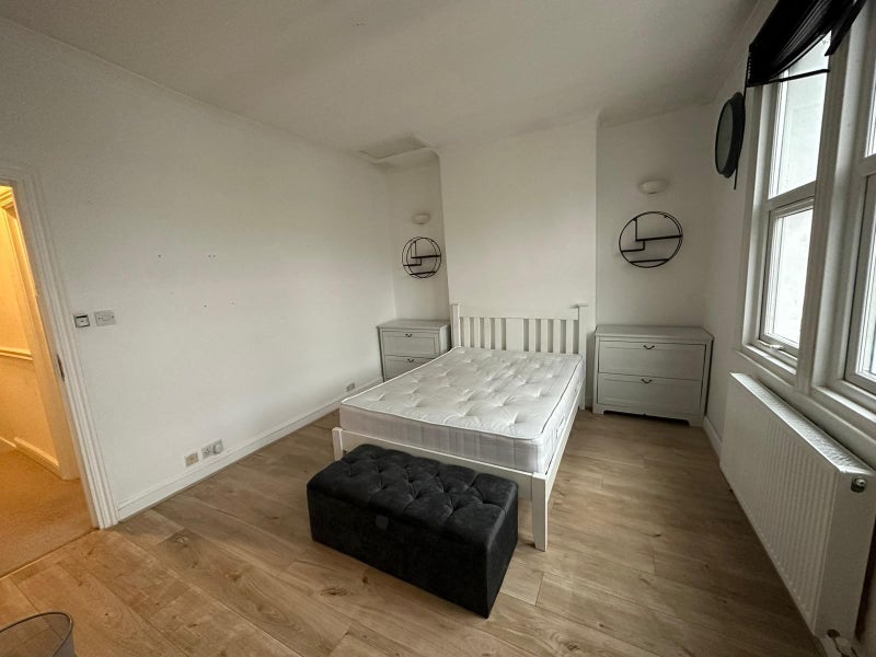 'Large double room in Mile End up for rent asap' Room to Rent from