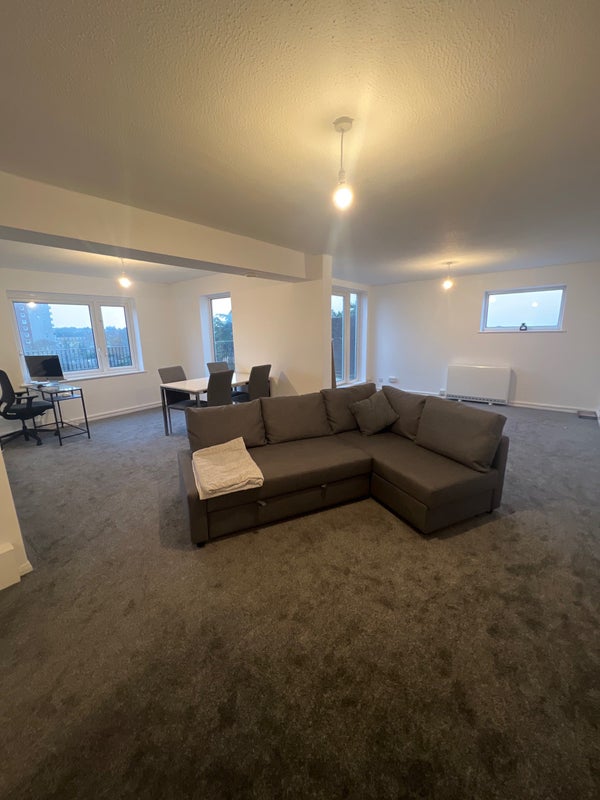 Photo 1: Large Room To Rent 