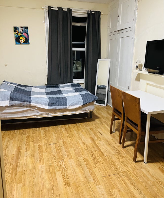 'Studio available now& less than 1 mn to station' Room to Rent from