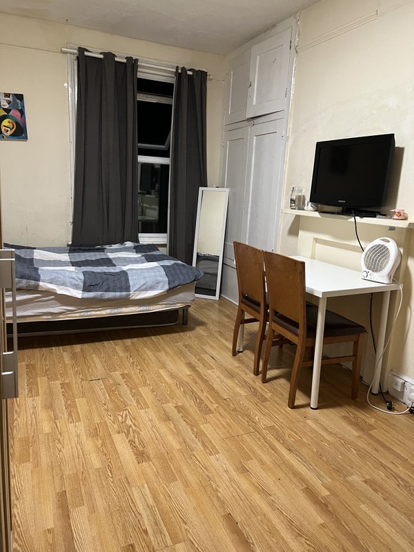 'Studio available now& less than 1 mn to station' Room to Rent from