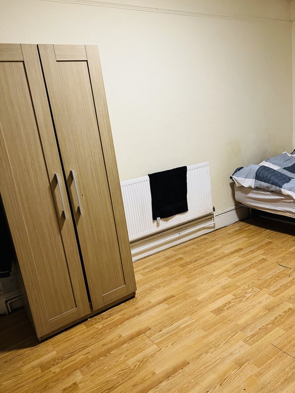 'Studio available now& less than 1 mn to station' Room to Rent from