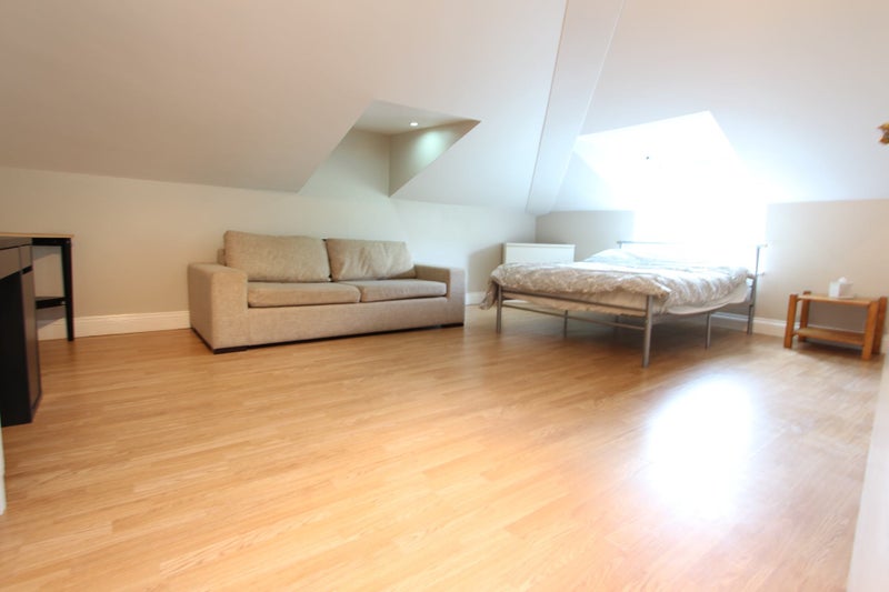 'A lovely 3 bedroom flat near Kilburn Station' Room to Rent from SpareRoom