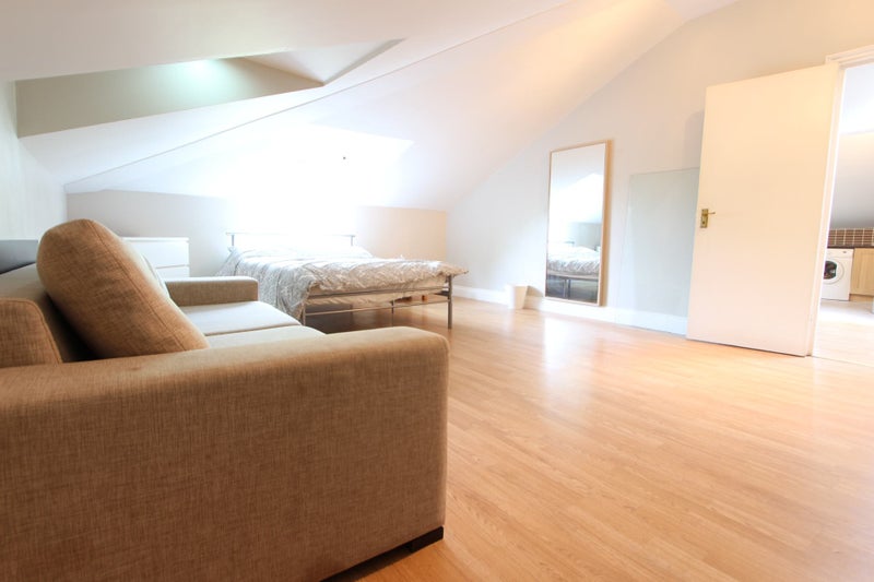 'A lovely 3 bedroom flat near Kilburn Station' Room to Rent from SpareRoom