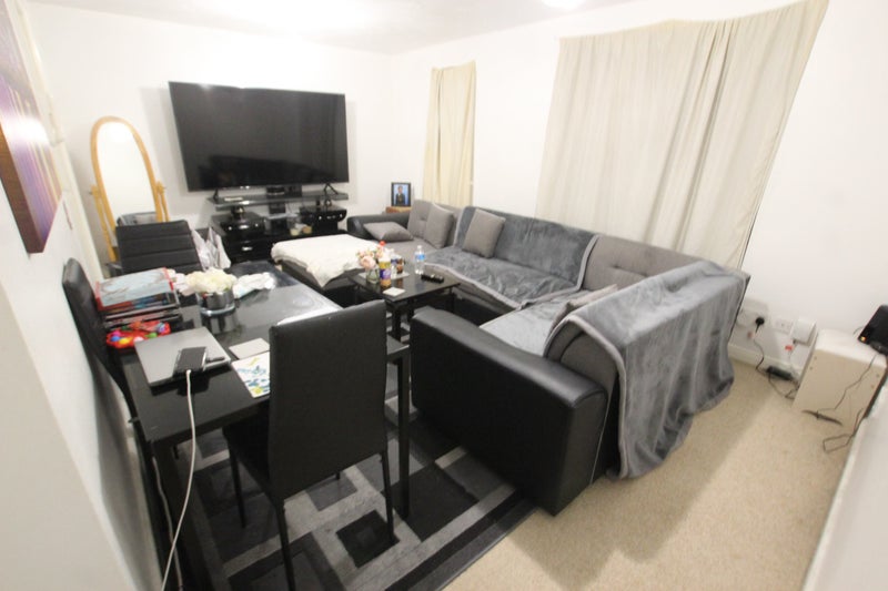 'Two Bedroom Flat with Parking Catford, SE6' Room to Rent from SpareRoom