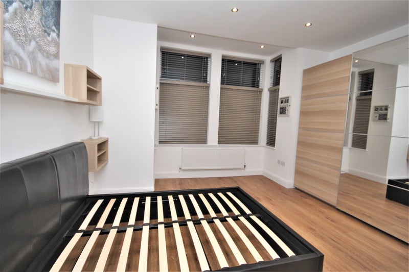 'Exceptional 3 Bed 3 Bath Garden Flat Avail Now' Room to Rent from