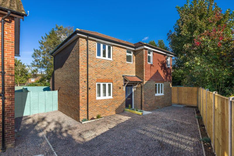 ' King's Road Horley / Room Available on 1st June ' Room to Rent from