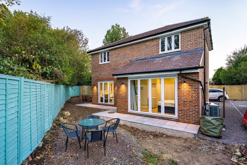 ' King's Road Horley / Room Available on 1st June ' Room to Rent from