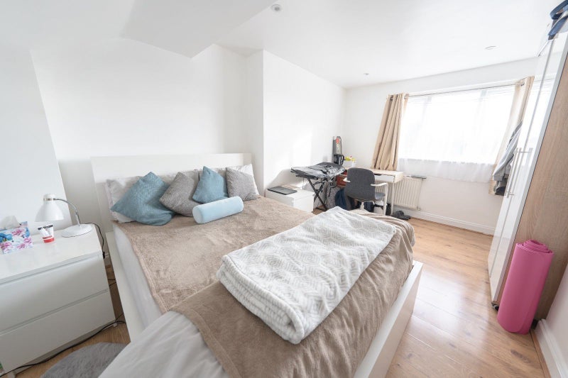 Photo 1: Double Room (angle 1)