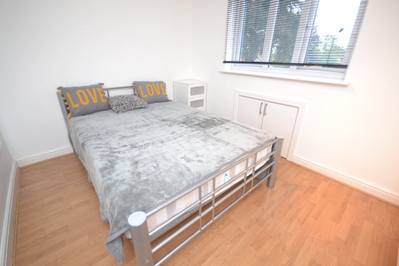 ' 6 bedroomed shared home in Wokingham' Room to Rent from SpareRoom