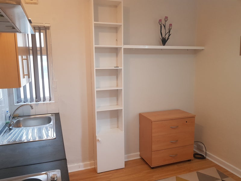 'Self contained 1 Bed Flat Carshalton Road' Room to Rent from SpareRoom