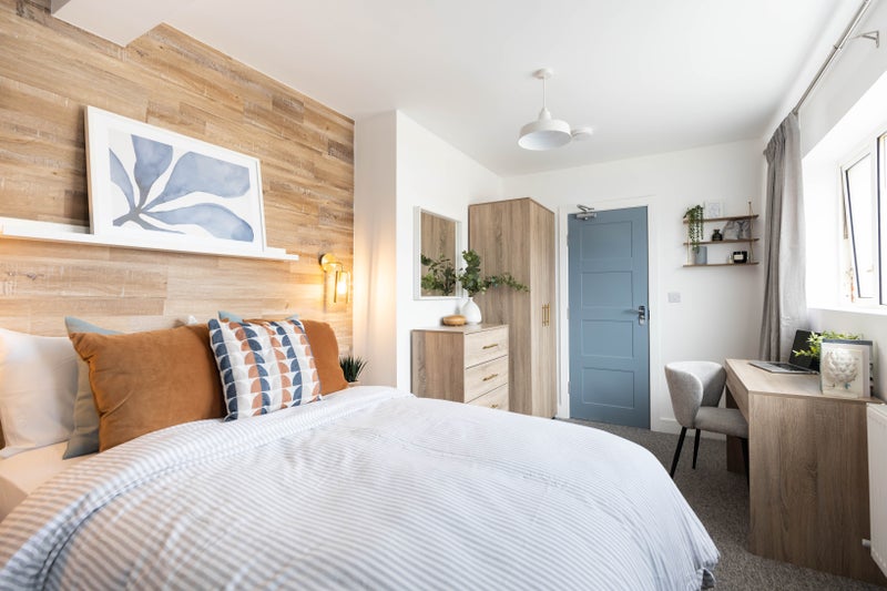 Photo 1: Double Ensuite Available fully furnished 