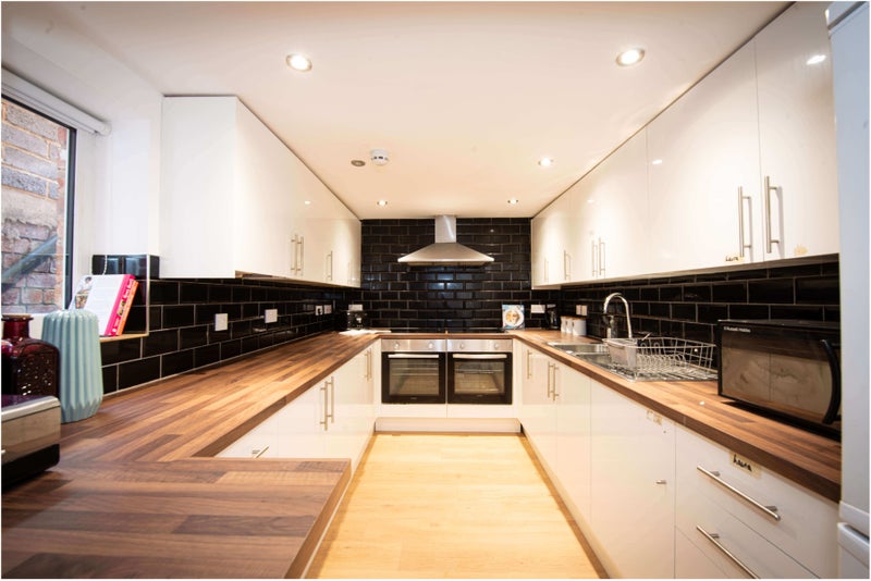 '1 Fab Rooms in Modern Property with Cinema Room' Room to Rent from ...