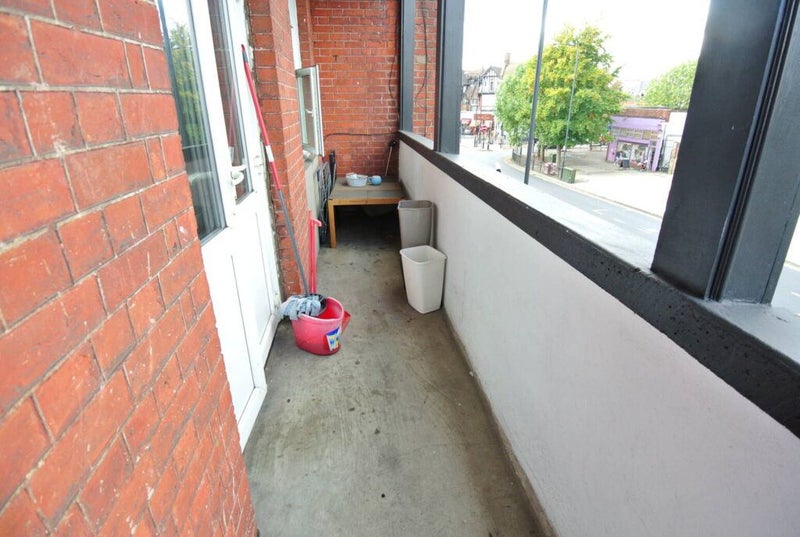 'Large Studio Flat Willesden Green NW2 (Will)' Room to Rent from SpareRoom