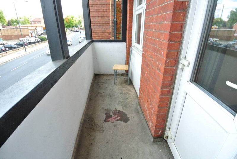 'Large Studio Flat Willesden Green NW2 (Will)' Room to Rent from SpareRoom