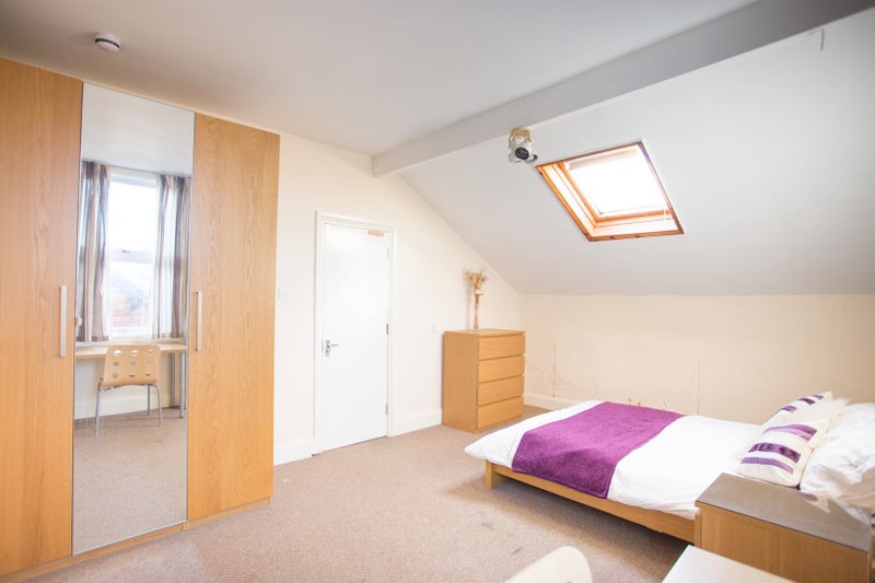 Photo 1: Room available 