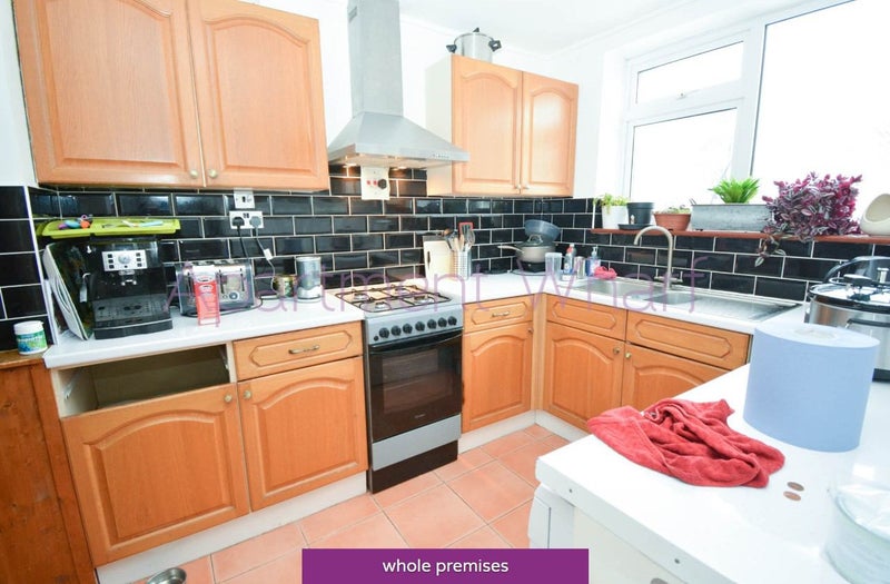 '4 bedroom flat available for family or 2 pp' Room to Rent from SpareRoom