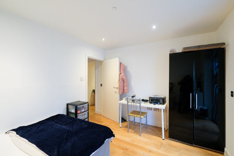 'Beautiful Double Room In Luxury Flat In Woolwich' Room to Rent from