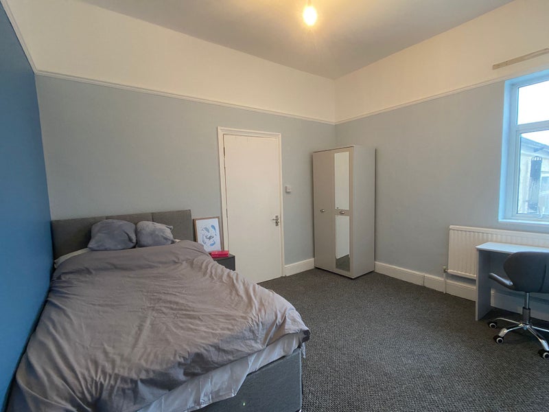 Photo 1: Room 5 