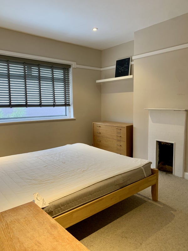 'Specious private double room/s in Banstead ' Room to Rent from SpareRoom