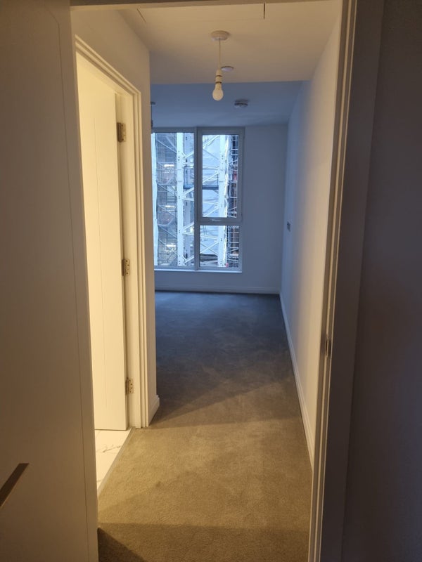 'Ensuite in a Luxury new build flat (SW11 Lamberth)' Room to Rent from